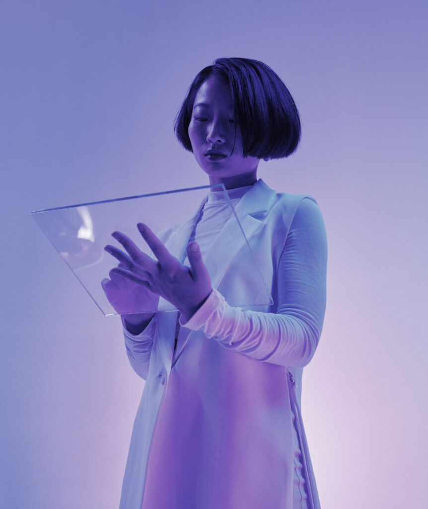 Person interagiert mit futuristischer, KI-gestützter Oberfläche als Symbol für Sichtbarkeit in generativen Suchsystemen