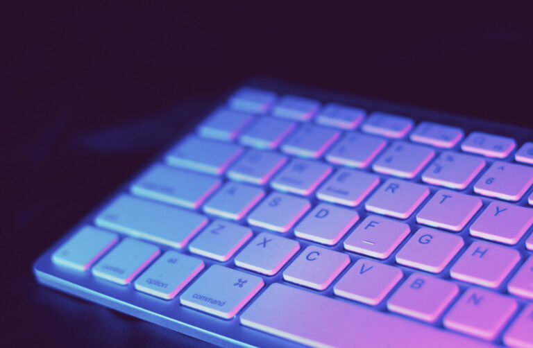 Beleuchtete Tastatur als Symbol für datengetriebenes Performance Marketing im B2B